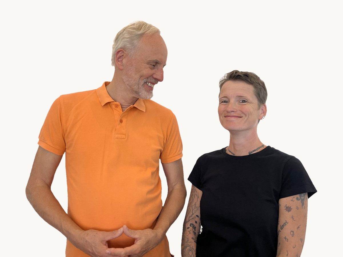 Ulrich Freund und Michaela Steudel stehen nebeneinander, Ulrich schaut lächelnd zu Michaela