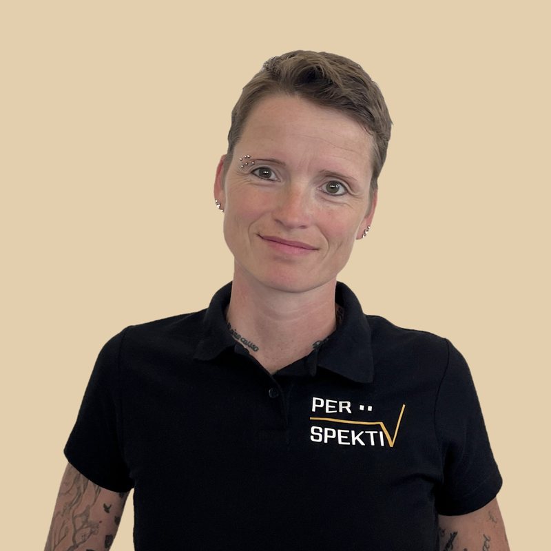 Michaela Steudel, Online-Marketing-Managerin, im schwarzen Poloshirt mit Perspektiv-Logo