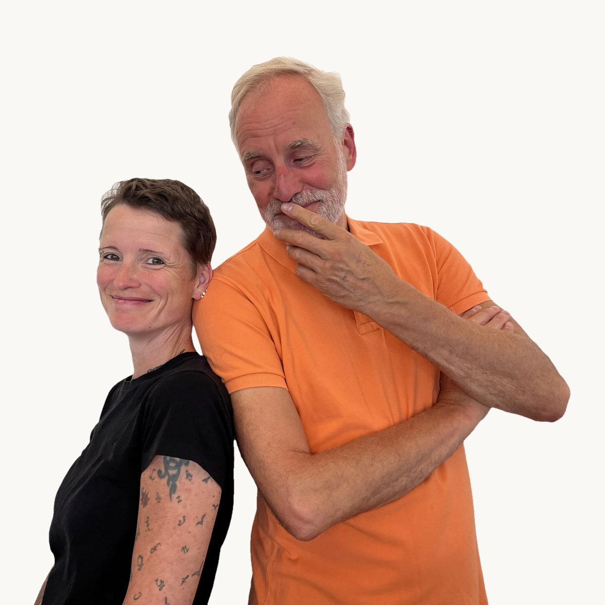 Michaela Steudel und Ulrich Freund stehen Rücken an Rücken und lächeln